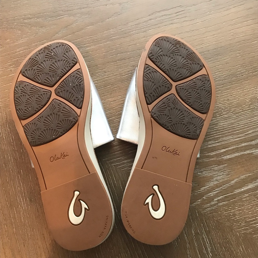 OluKai NOHIE OLU Silver/Tan Women's Leather Slides Sandals size 7 - Picture 4 of 8